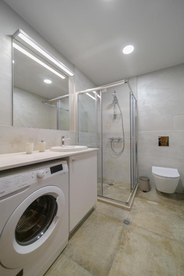 Magdalena Apartment - Two Bathrooms, Perfect City Center Varna Exterior foto